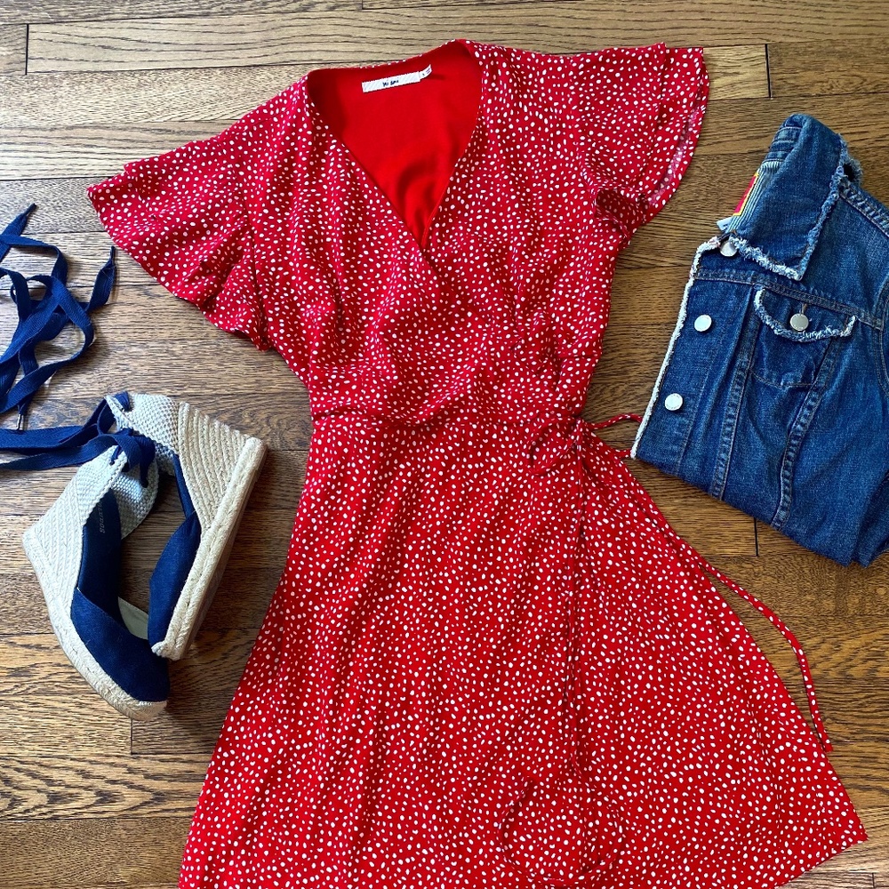 Mi Ami by Francesca’s self-tying ruffle sleeve wrap dress